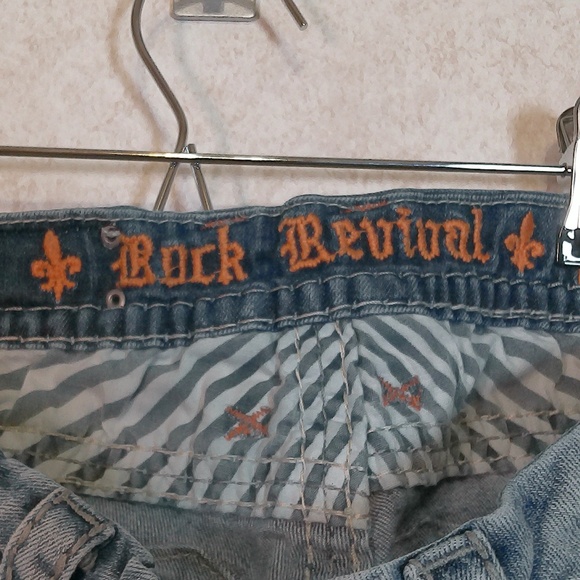 LKNW Rock Revival Ella Capri Jeans WSz30 Faded Blue, Flur De Lis + Rhinestones - Picture 13 of 15